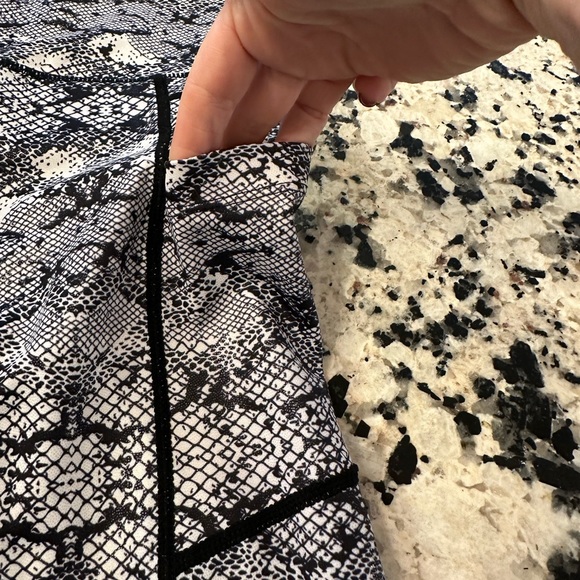 Zyia Active Metallic Cobra Pocket Crop Legging Size 12 - Picture 2 of 4